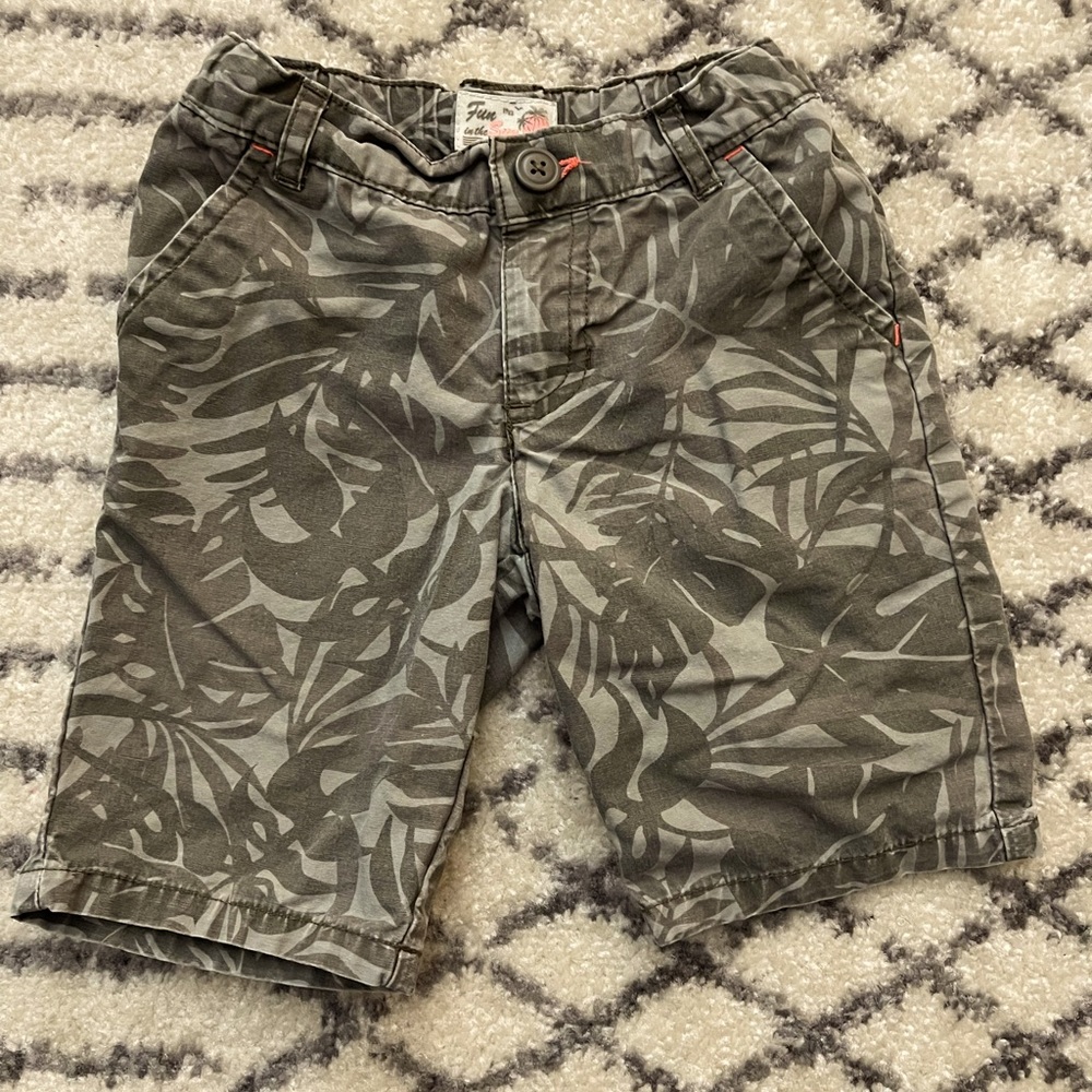 —SOLD—Carters Safari shorts with contrast stitching boys size 4